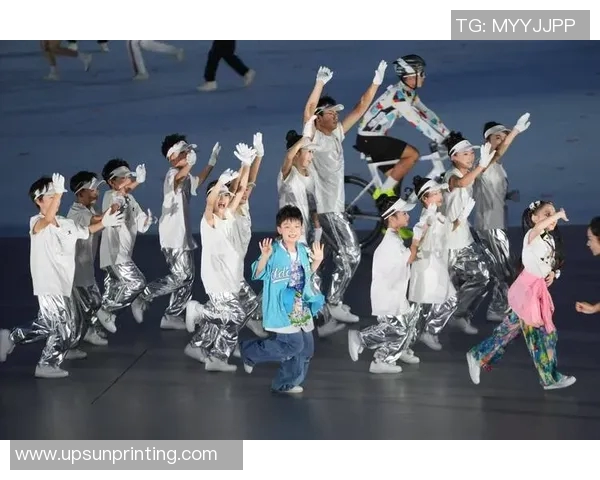 成都极限运动队在世界街舞大赛中的力量与激情完美展现