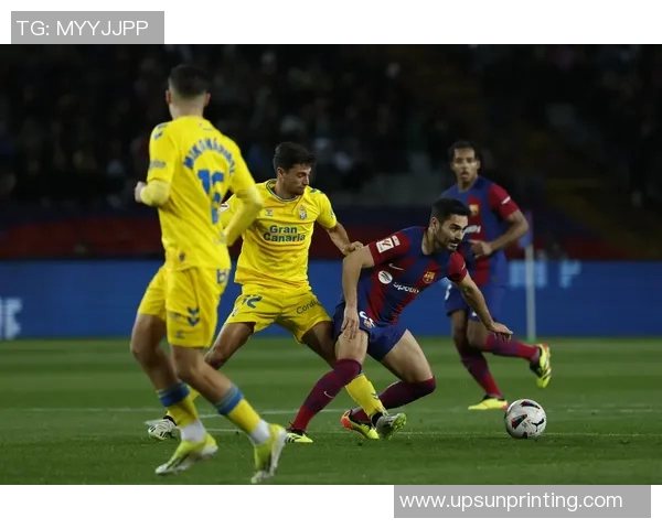 激烈对决：足球赛场上超越极限的团队协作与个人英雄主义较量